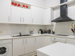 Kühlschrank, Mikrowelle, Ofen, Wasserkocher mit Kaffee-/Teezubehör
