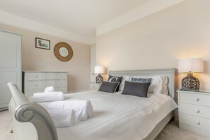 2 chambres, fer et planche à repasser, lit de bébé portatif