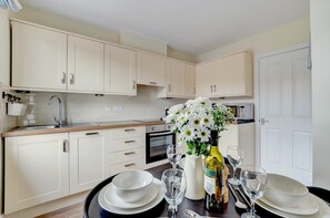 Mikrowelle, Ofen, Geschirrspüler, Hochstuhl