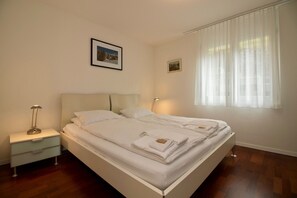 2 Schlafzimmer, Bügeleisen/Bügelbrett