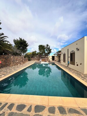 حمّام سباحة خارجي