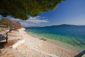 Beach - Villa Masha is a detached house, very finely accommodating 6 to 7 persons (Seget Vranjica)