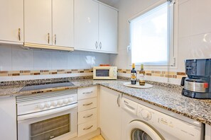 Jääkaappi, mikroaaltouuni, uuni, astianpesukone