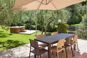 Outdoor dining - Villa Carducci with lake view (Torri del Benaco)