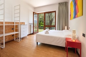 3 bedrooms, iron/ironing board, rollaway beds, free WiFi