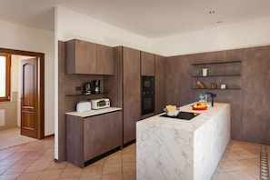 Fridge, microwave, dishwasher, coffee/tea maker