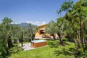 Outdoor spa tub - Villa Carducci with lake view (Torri del Benaco)