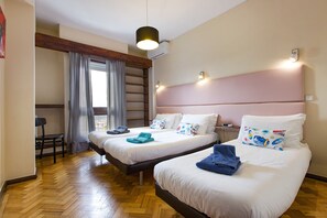 3 quartos, ferros/tábuas de passar roupa, berço de viagem