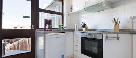 Frigorifero, microonde, forno, piano cottura