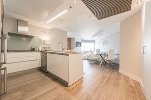 Een koelkast, een microgolfoven, een oven, een kookplaat