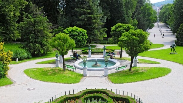 A park with a central fountain, surrounded by manicured gardens and pathways. - Apartment Tivoli Park, Ljubljana (Ljubljana)
