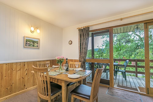 Cedar Lodge - sleeps 4 guests  in 2 bedrooms