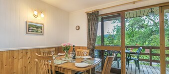 Cedar Lodge - sleeps 4 guests  in 2 bedrooms