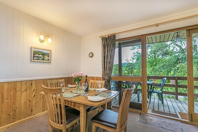Cedar Lodge - sleeps 4 guests in 2 bedrooms