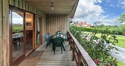 Cedar Lodge - sleeps 4 guests in 2 bedrooms