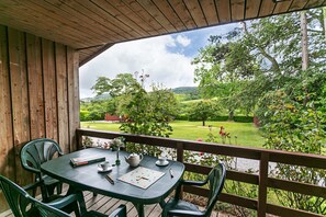 Outdoor dining - Cedar Lodge - sleeps 4 guests in 2 bedrooms (Minehead)