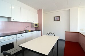 Fridge, microwave, oven, coffee/tea maker