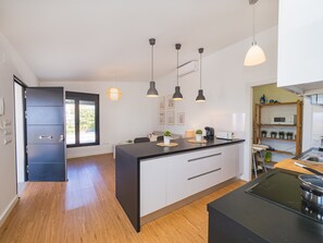 Jääkaappi, mikroaaltouuni, uuni, kahvin-/teenkeitin