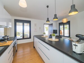 Jääkaappi, mikroaaltouuni, uuni, kahvin-/teenkeitin