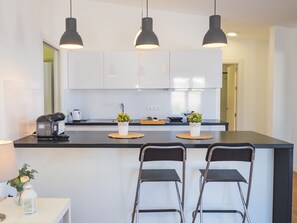 Jääkaappi, mikroaaltouuni, uuni, kahvin-/teenkeitin