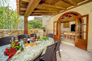 Outdoor dining - Ta Gananz Holiday Home (L-Għasri)