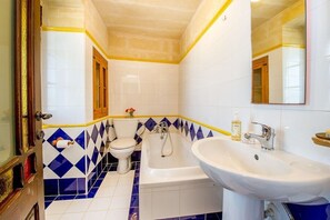 Tina, secadora de cabello, toallas 