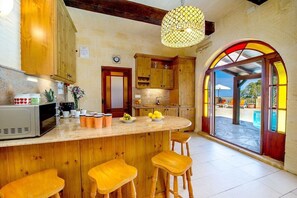 Fridge, microwave, oven, dishwasher - Ta Gananz Holiday Home (L-Għasri)