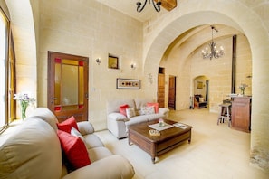 TV, fireplace - Ta Gananz Holiday Home (L-Għasri)