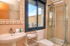 Combined shower/tub, bidet, towels - Apartment in Javea, on the Costa Blanca, Spain  with communal pool for 6 persons (Javea)