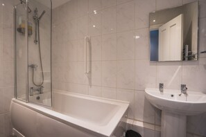 Une salle de bain moderne avec une douche à parois de verre, une baignoire sur pieds et un lavabo sur colonne.