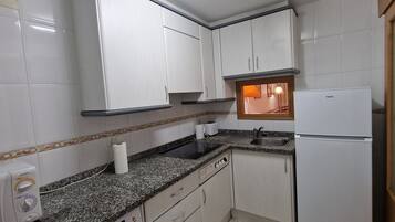 Frigorífico, microondas, horno y placa de cocina