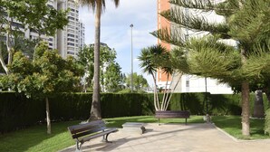 A park with benches, trees, and a paved walkway. - PARAISO ESPERANTO (1 BEDROOM) (Benidorm)