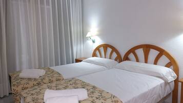 1 slaapkamer, een kluis op de kamer, een strijkplank/strijkijzer