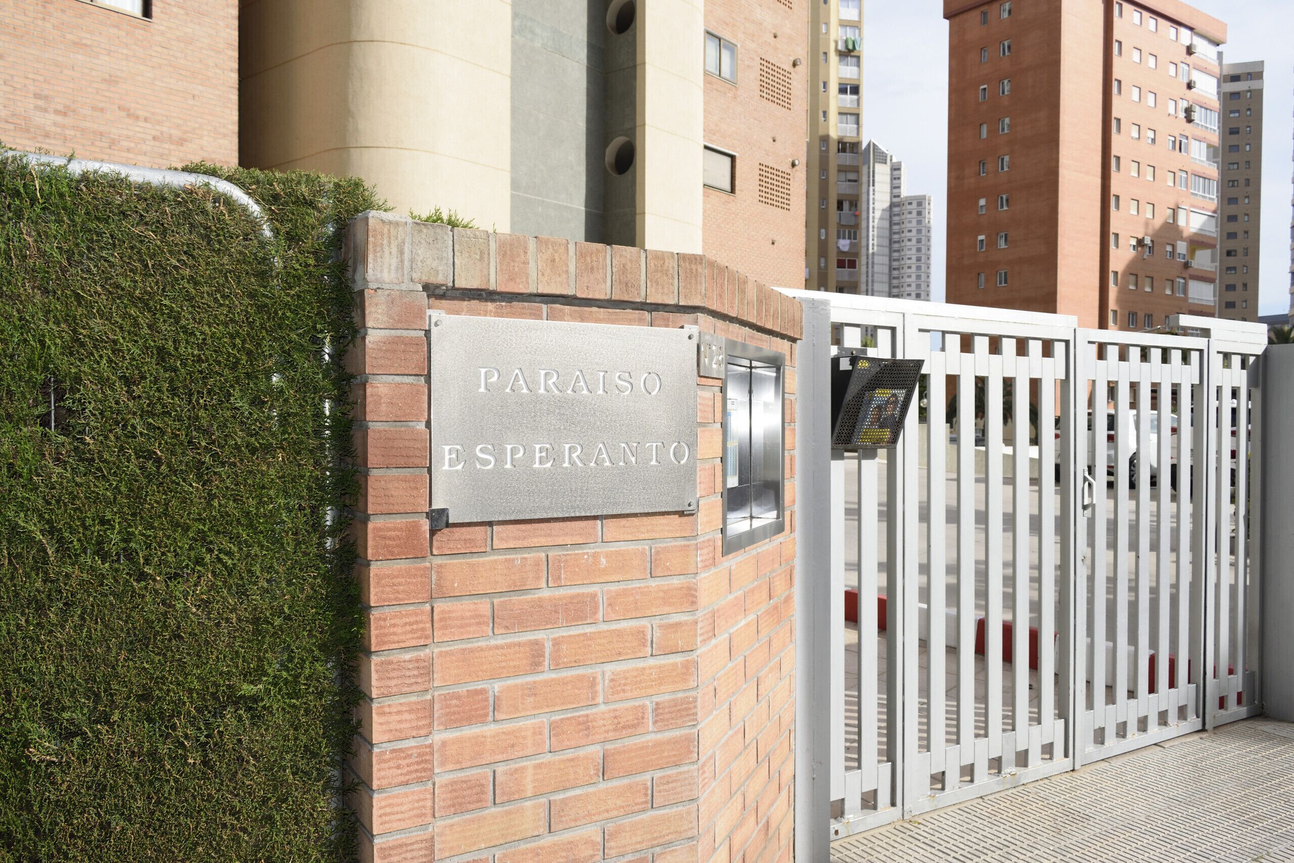 A gated entrance with a sign reading "PARAISO ESPERANTO".