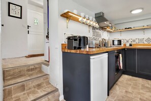 Mikroaaltouuni, uuni, astianpesukone, ruokailupöytä