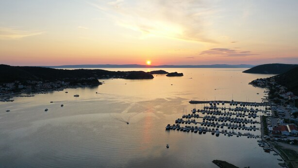 Marina - Classic attic apartment (Supetarska Draga)