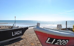 Two boats, LI424 and LI209, docked at a beach with a clear view of the sea. - Marie's Cottage, Pagham -  a bungalow that sleeps 4 guests  in 2 bedrooms (Bognor Regis)