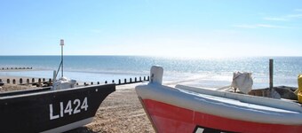 Marie's Cottage, Pagham - a bungalow that sleeps 4 guests in 2 bedrooms