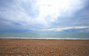 On the beach - Marie's Cottage, Pagham -  a bungalow that sleeps 4 guests  in 2 bedrooms (Bognor Regis)