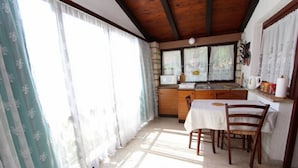 Appartement Standard, 1 chambre, balcon (A2) | Cuisine privée | Cafetière-théière, four à micro-ondes, surface de cuisson