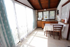 Standard-Apartment, 1 Schlafzimmer, Balkon (A2) | Eigene Küche | Mikrowelle, Herdplatte, Wasserkocher mit Kaffee-/Teezubehör