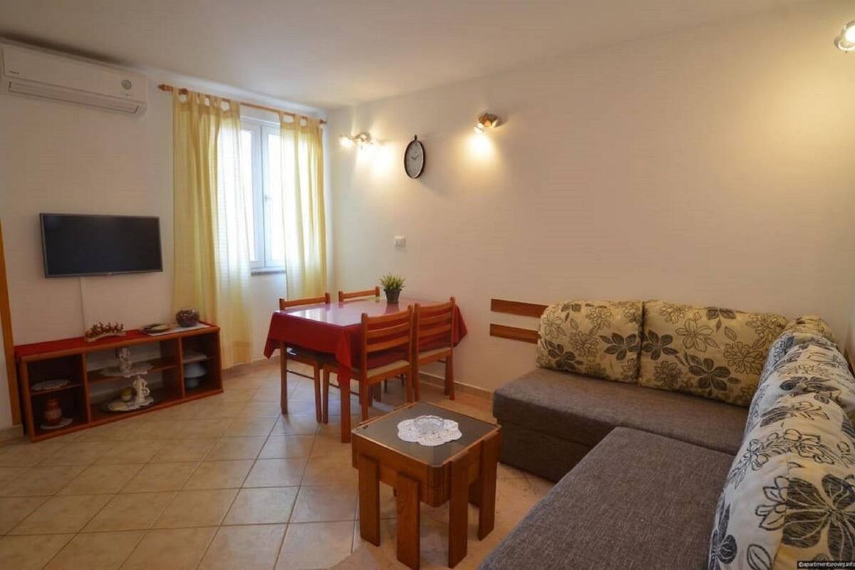 Family Apartment, 2 Bedrooms, Balcony, Annex Building (Dana) | Wohnzimmer | Flachbildfernseher