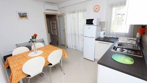Appartement, 1 chambre, balcon (A4) | Cuisine privée | Cafetière-théière, four à micro-ondes, surface de cuisson