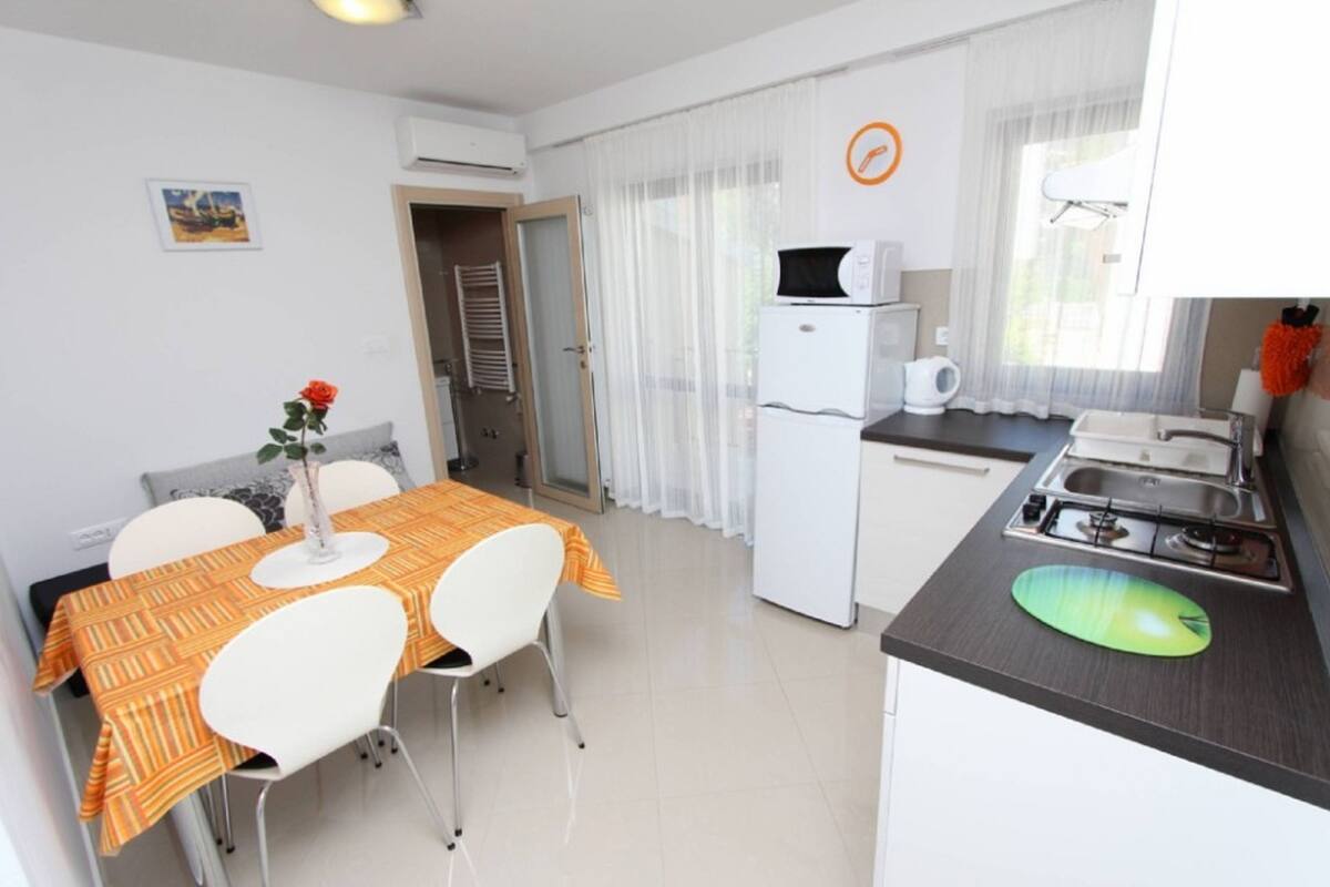 Appartement, 1 chambre, balcon (A4) | Cuisine privée | Cafetière-théière, four à micro-ondes, surface de cuisson