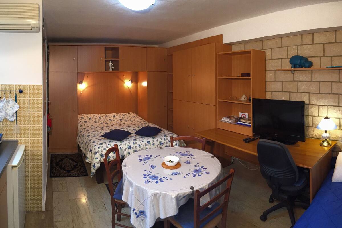 Standard-Studio (A1) | Wohnbereich | Flachbildfernseher