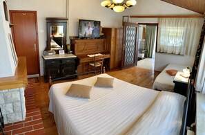 Standard-Apartment, 1 Schlafzimmer, Balkon (A2) | Zimmersafe, Schreibtisch, Bügeleisen/Bügelbrett, Babybetten