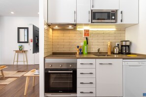 Kühlschrank, Mikrowelle, Ofen, Herdplatte