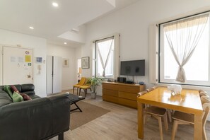 Télévision, lecteur de DVD, livres