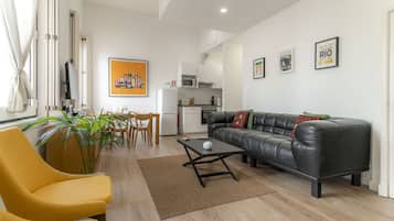 テレビ、DVD プレーヤー、書庫