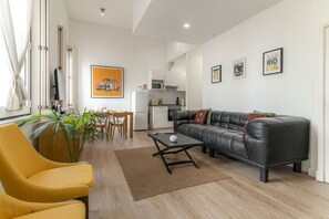 テレビ、DVD プレーヤー、書庫